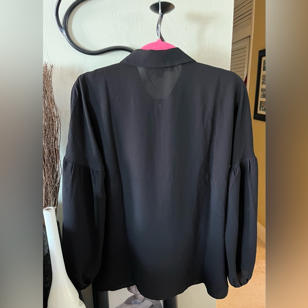 NWOT MICHAEL Michael Kors Black Collared Gold Zipper Blouse. Size Medium - Picture 7 of 9